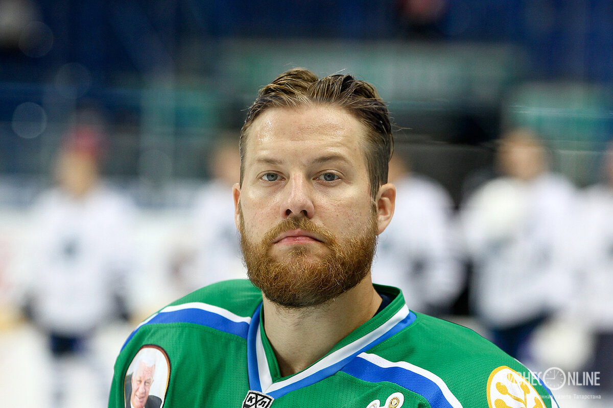 «У меня всегда будет зелёное сердце» 
Линус Умарк родился 5 февраля 1987 года в шведском городе Эвэртурнео. Рос в хоккейной семье — два его брата тоже стали профессиональными хоккеистами. Кузен Линуса Даниэль Хенрикссон и вовсе становился чемпионом мира в составе сборной Швеции. 