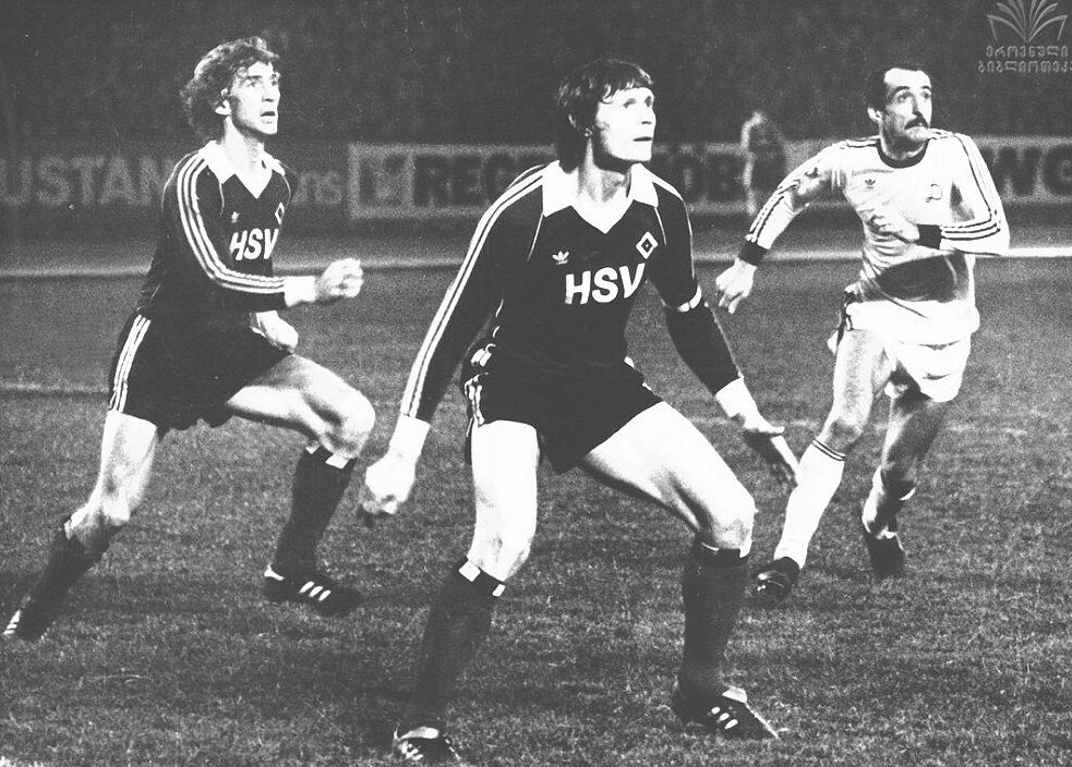 Давид Кипиани в игре с "Гамбургом", 1979. Фотоархив Парламентской библиотеки Грузии.