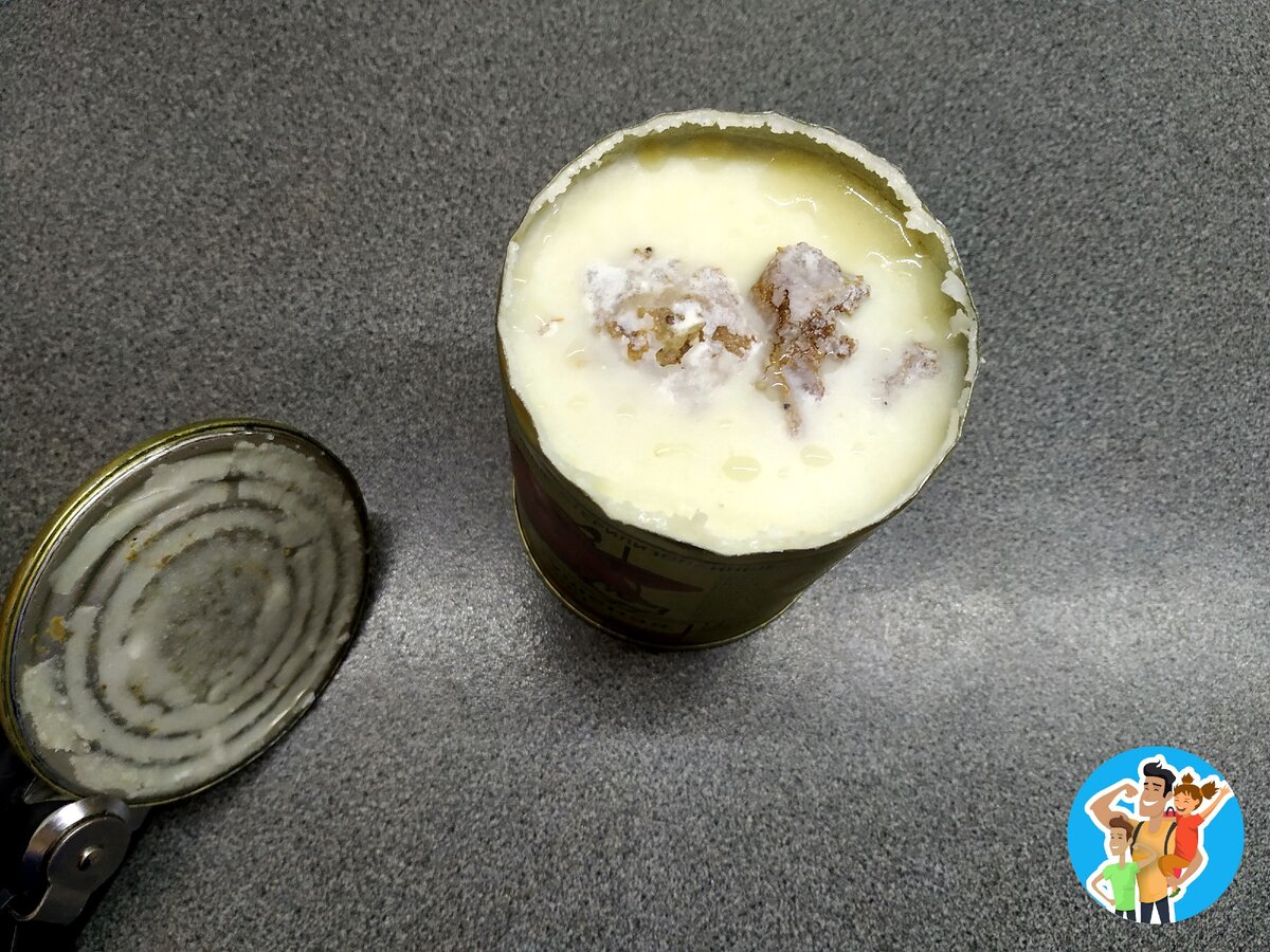 открыв сверху видим много жира и немножко выступает мясо