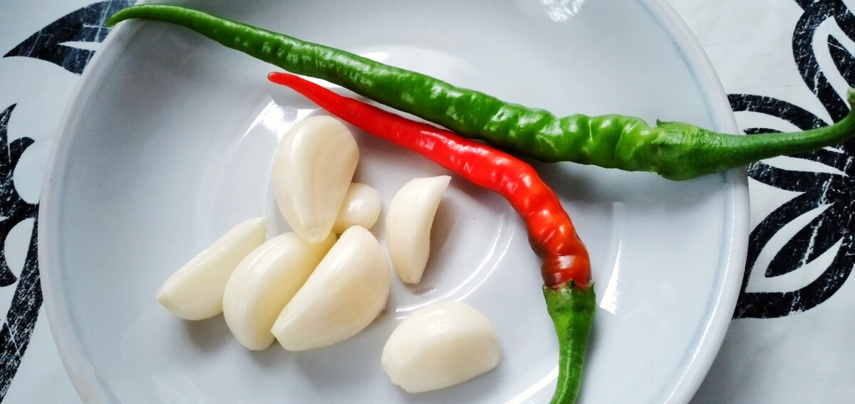 Острый перец с чесноком