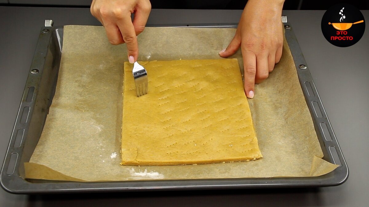Медовое тесто. Раскатайте тесто на плоской поверхности. Что сделать из медового теста. Лист для раскатки теста.