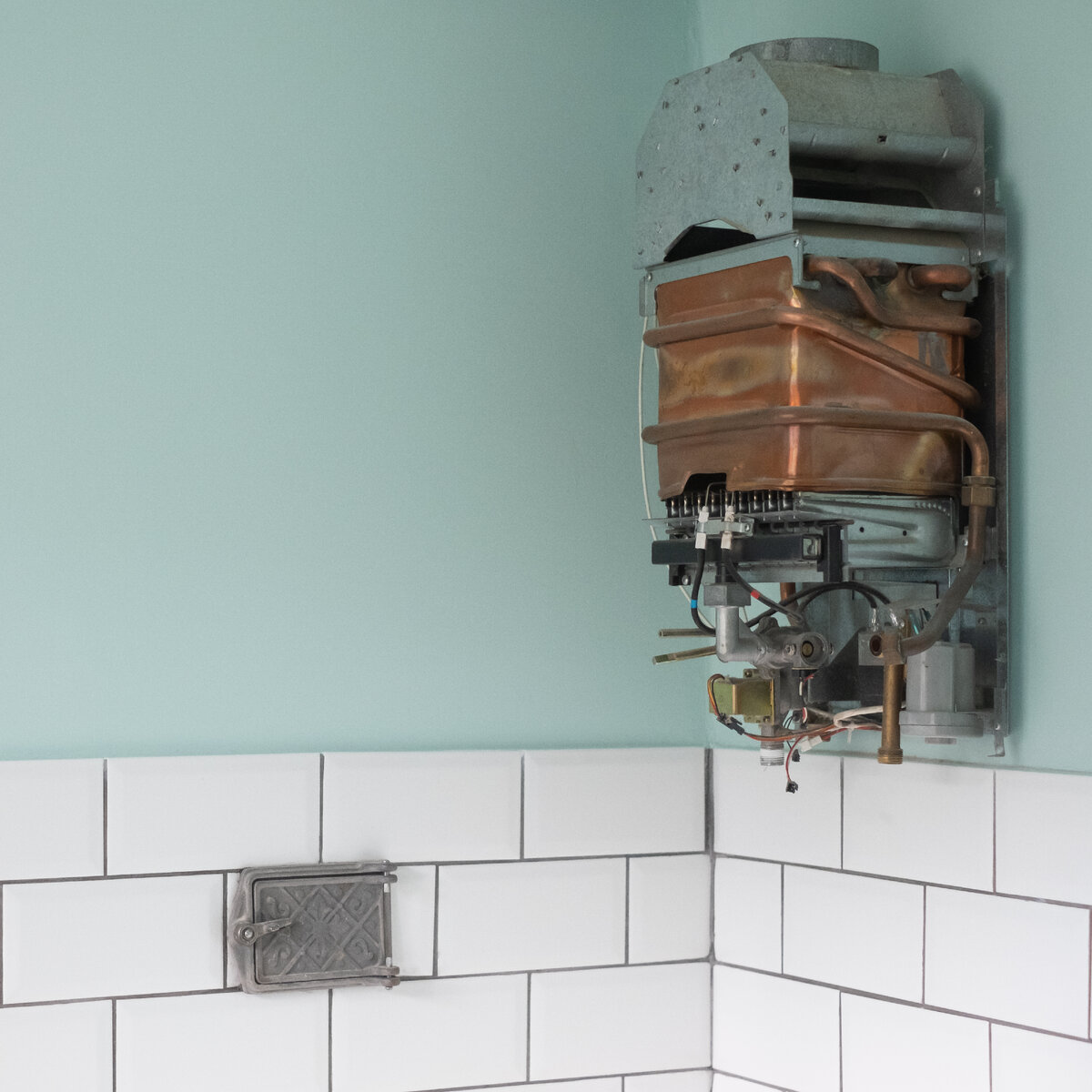 Замена газовой трубы и ремонт газовой колонки в квартире. Один из ...