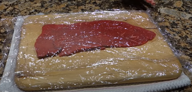 берем мелко нарезанную говядину накрываем пищевой пленкой 