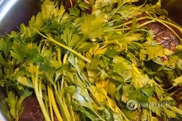 Переложите баклажаны в глубокую кастрюлю и уложите сверху веточки петрушки