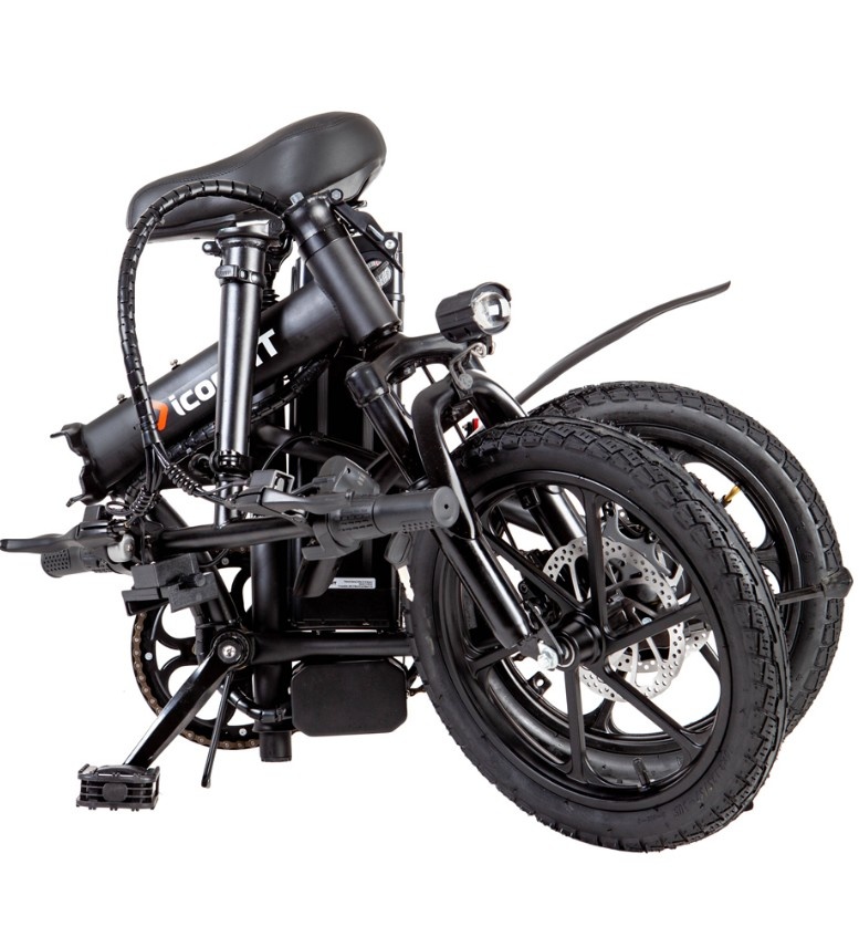 Очень компактен. Помещается в багажник большинства машин, во многие по несколько штук.