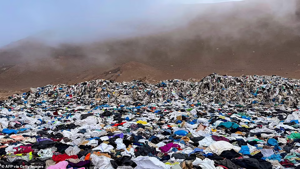 Около 39000 тонн выброшенной одежды ежегодно попадают в пустыню Атакама в Чили. Для полного разложения одежде требуется 200 лет, и она так же токсична, как и пластиковые отходы.