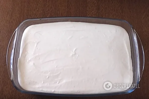 Сверху бисквит заливаем готовым суфле