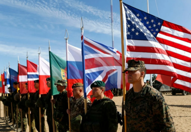 А почему НАТО расширяется исключительно на восток? (фото из открытых источников)