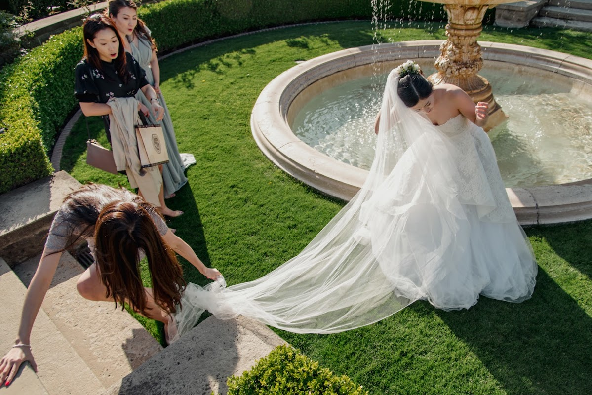 Понравилась свадьба. Невеста в фонтане. Фонтаны на свадьбу. Фотографии у фонтана Свадебные. Свадебные фото за которые потом стыдно.