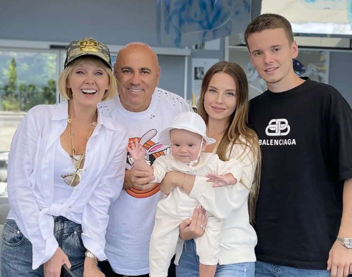 Певица с семьей (мужем, младшим сыном, снохой и внучкой)