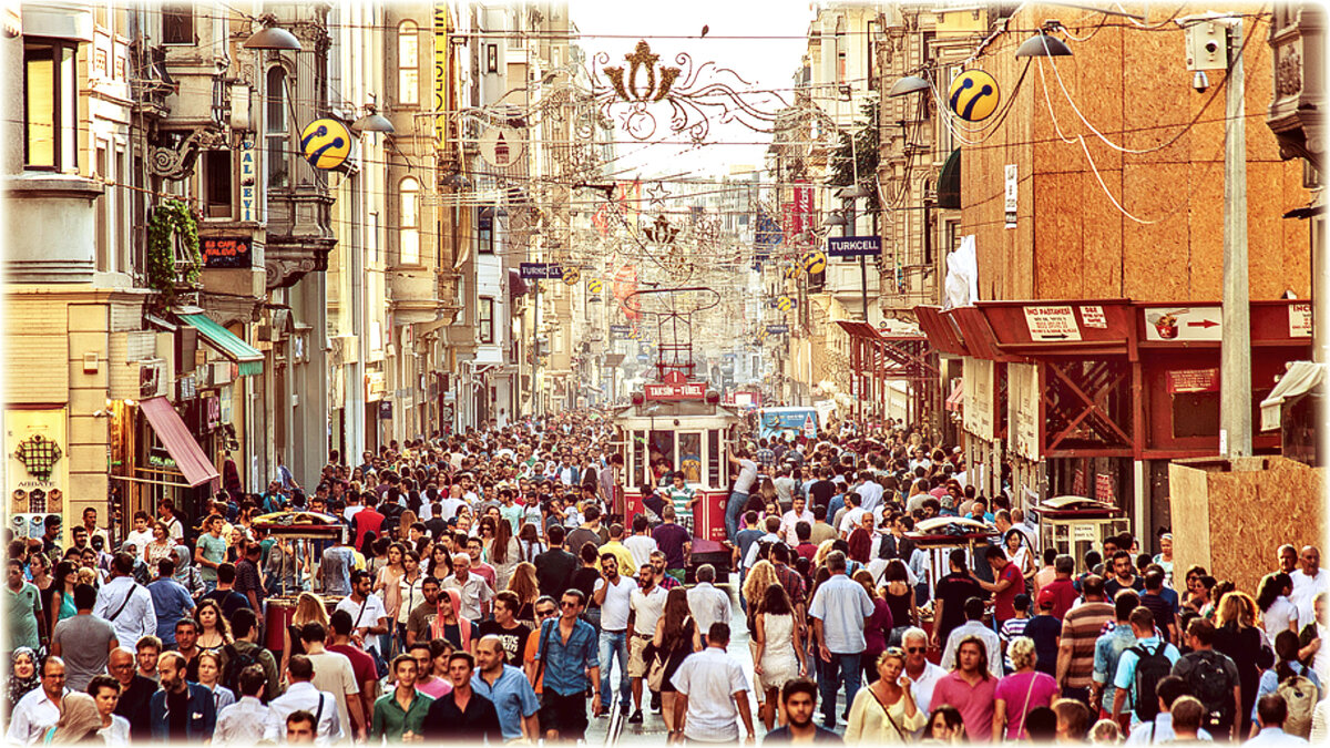 Толпы людей, шум, нагромождение торговых точек, архитектура 19-го века и те самые, старые трамвайчики - узнаваемый образ улицы (проспекта) Истикляль, погружающий в воспоминания всех, кто был там хотя-бы раз в жизни.
