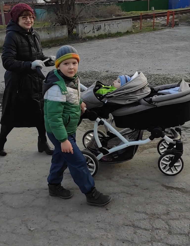 Моя мама перехватила коляску, пока я делала фото