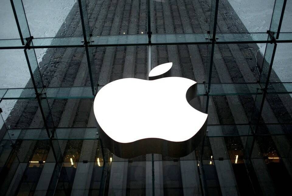     Ретейлеры планируют распродать запасы продукции Apple и Samsung за два-три месяца  REUTERS