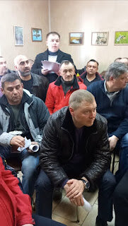 Наглядным примером ошибок большинства, служит эпоха Ельцинского правления. Люди ложились под танки, веря, что защищают демократию, а с трибун тем временем неслись обещания, что если подорожает хлеб, то некто положит голову на рельсы. Не положил, зато некогда мощная ядерная держава была развалена в одночасье, и страна из голодных, но гордых быстро превратилась в европейскую бензоколонку. Вот результат голосования большинства и подтверждение мудрости, что нет пророка в своём отечестве.