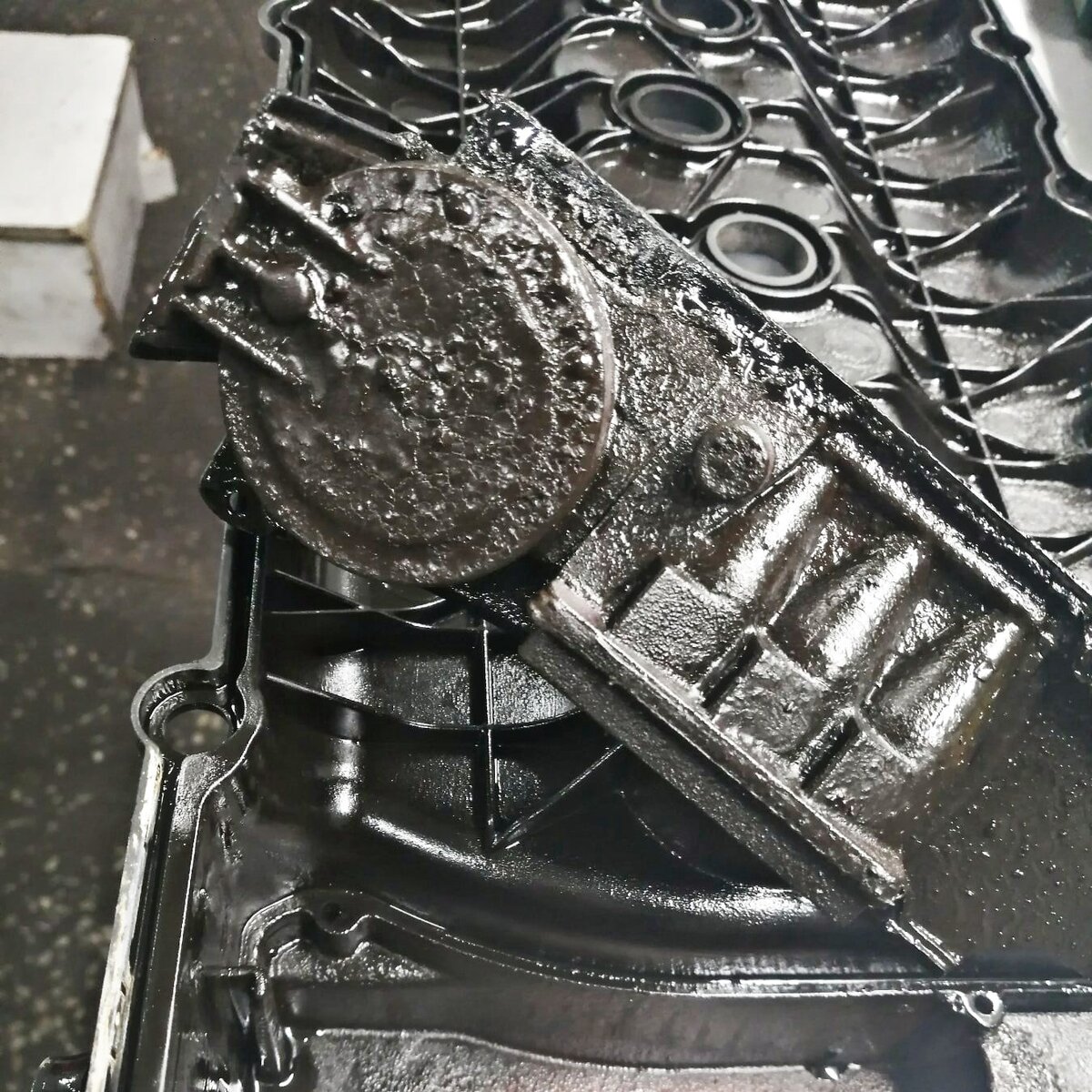 Клапан вентиляции картерных газов Volkswagen Touareg, покрытый обильным слоем нагара 