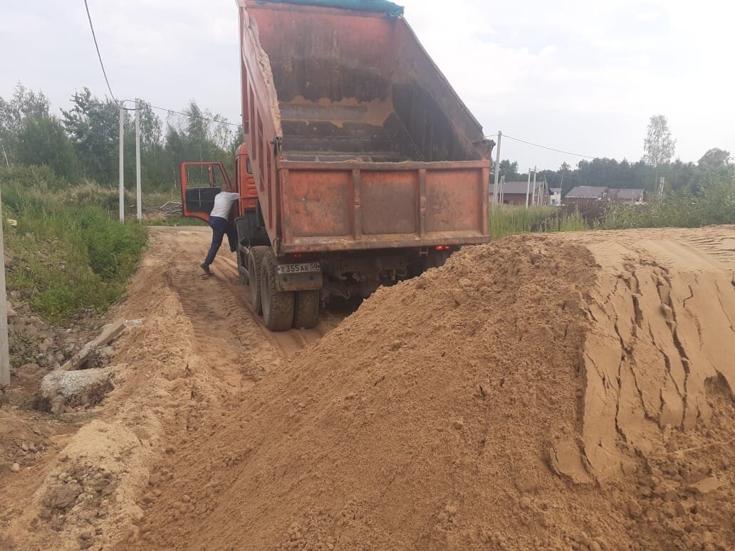 доставка песка для фундамента.