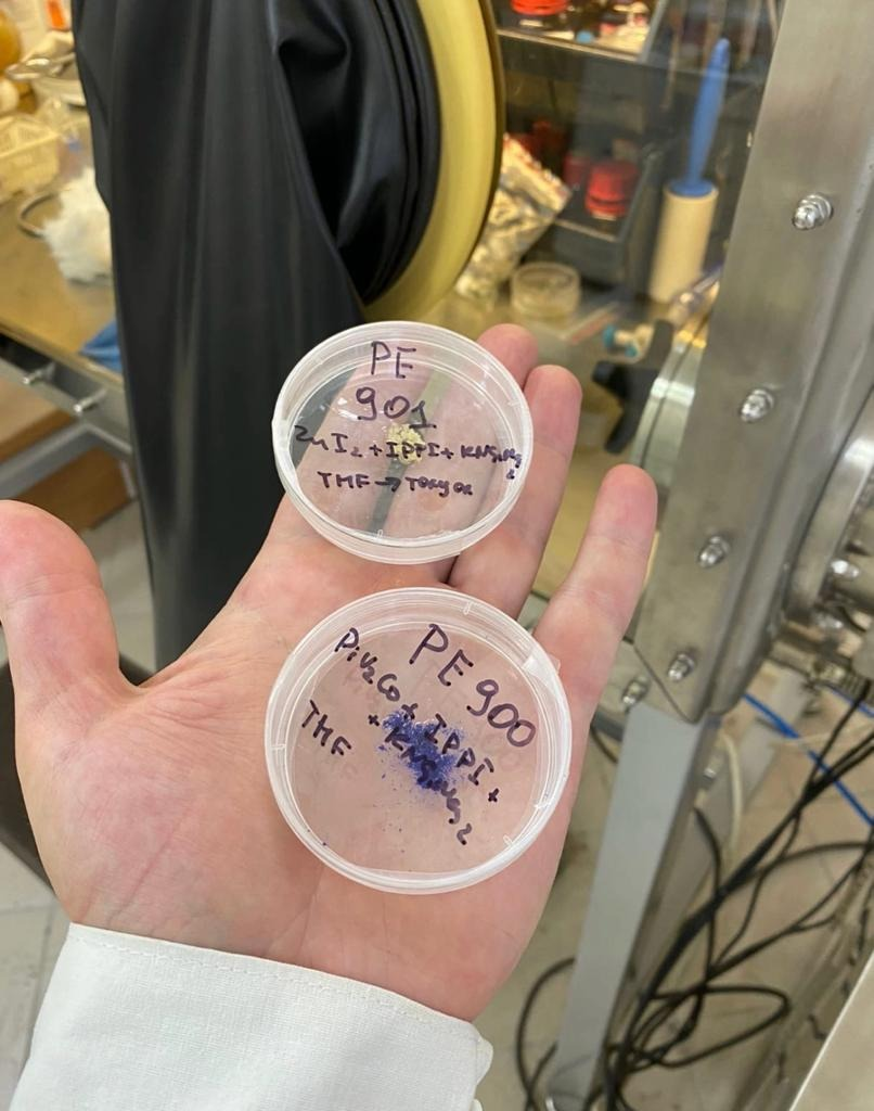 Пример использования пластиковых бюксов (по сути, это чашки Петри с притёртой крышкой). Внутри микрокристаллические образцы вещества для рентгеноструктурного анализа.