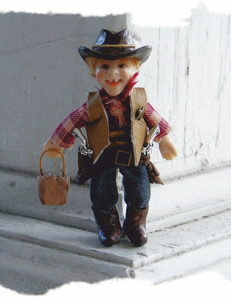 Ковбой, кукла ростом 8,89 см, подвижная кукла, серия "Уловки или угощения".