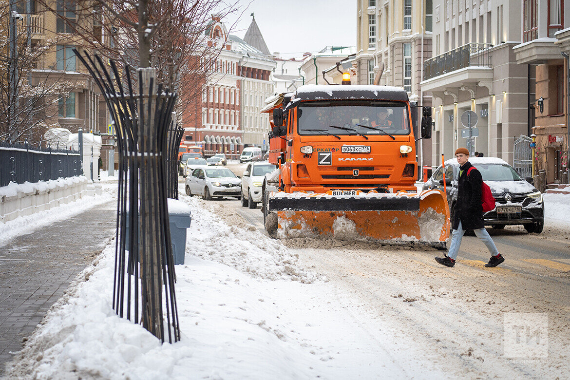 ​Дорожная техника ежедневно очищает улицы от снега и льда, а потому снова начали работать и снегоплавильные пункты. Фото: © Владимир Васильев / «Татар-информ»