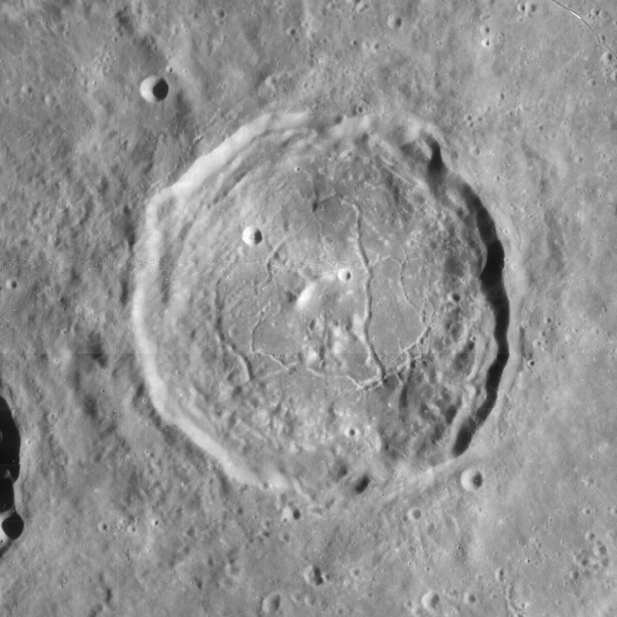Кратер Атлас. Снимок сделан зондом NASA Lunar Orbiter 4 в 1967 году. Credit: NASA.