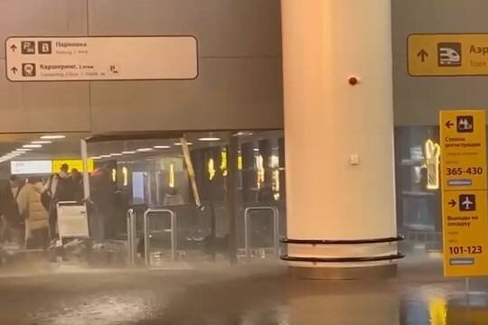    В Шереметьево произошел потоп и обрушился потолок в терминале B
