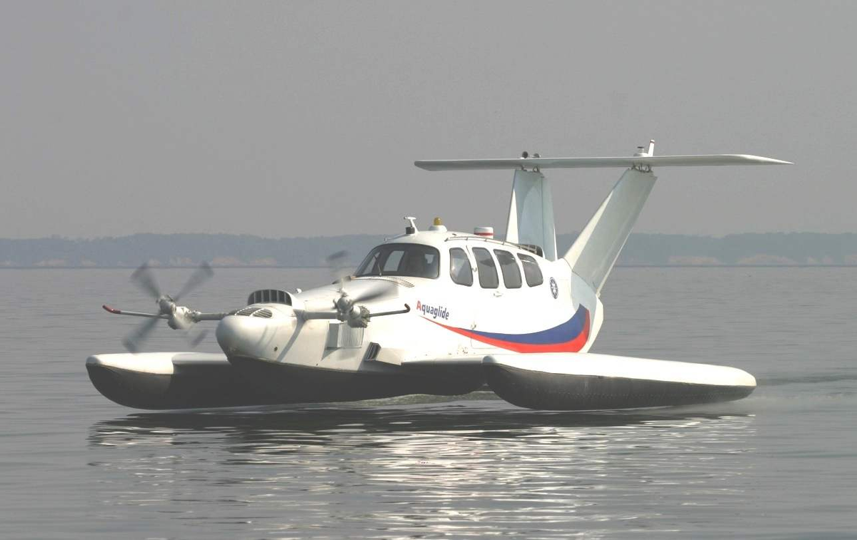 Легкий экраноплан <<Акваглайд-5>> может перевозить пятерых человек со скоростью 170км/ч над сушей или 88км/ч над водой