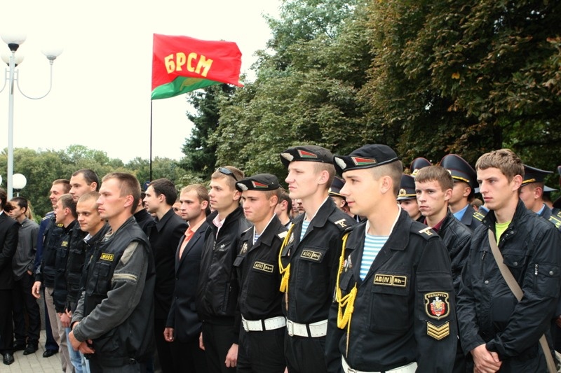 Взгляните на форму бойцов. Увы, это лишь в Минске. В мелких городах ДНД патрулирует в обычной одежде.