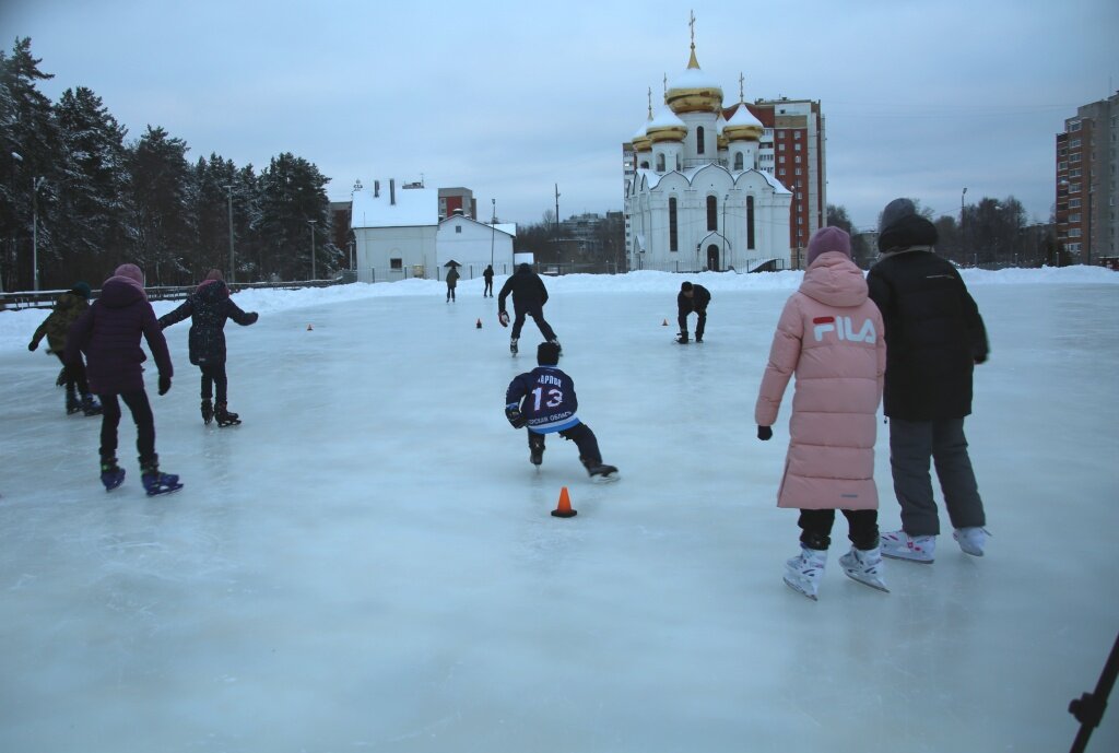 В Твери мальчишки и девчонки встают на коньки благодаря «Дворовому тренеру»