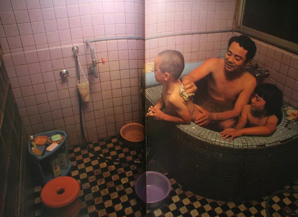 Мама папа дочка в бане. Семейное купание в ванной. Японцы моются в одной ванне. Японская семья в ванне. Японская семья в ванне моются.