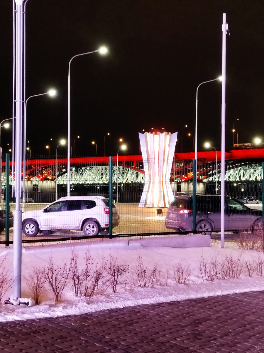 Соревнования заканчивались поздно вечером. Выходя из Платинум Арены, можно было любоваться подсвеченными мостами через Енисей и чашей огня Универсиады 2019. Фото автора