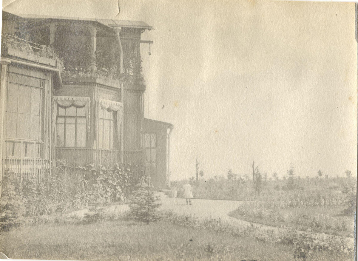 Дача Ю.Ю. Бенуа в Лесном. Санкт-Петербург. 1910-е. Фотография их семейной коллекции Е.Ю. Бенуа.