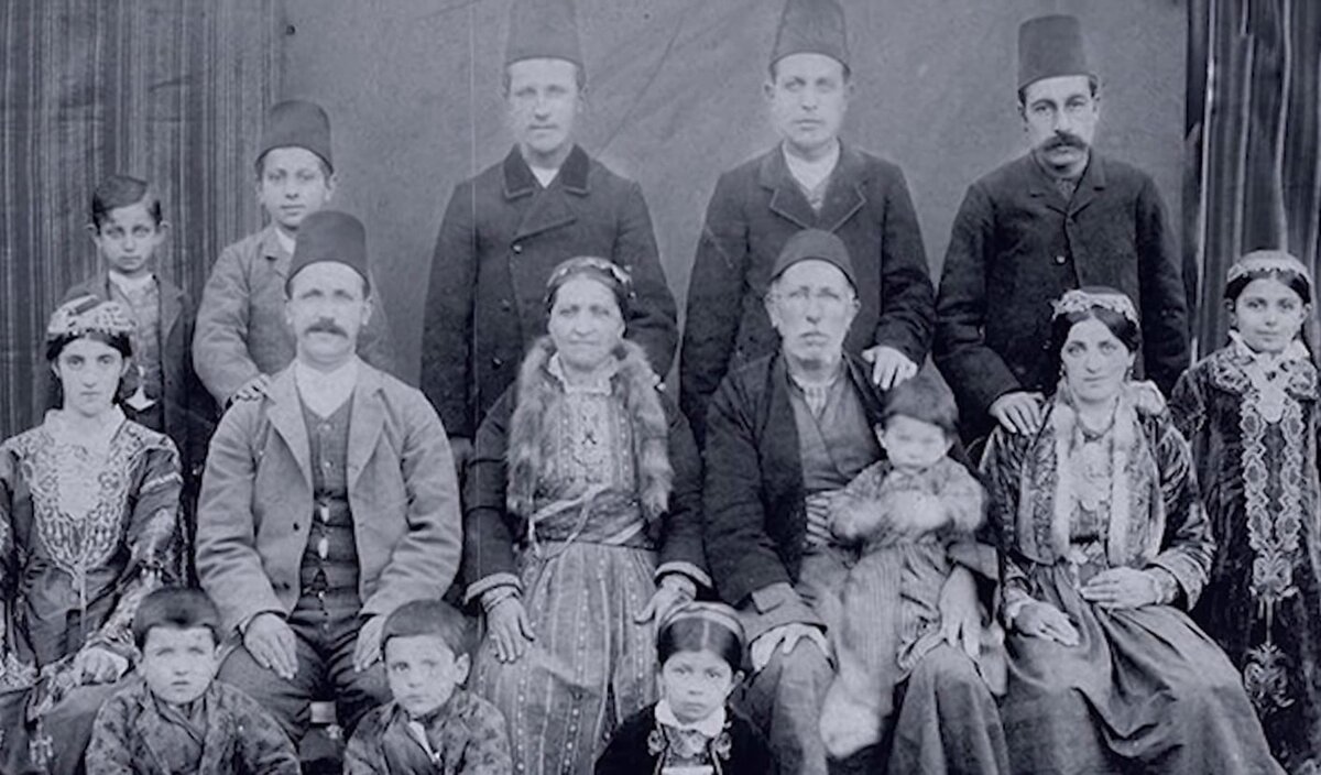 На разных этапах истории армянская традиционная семья оставалась верна заповедям предков и руководствовалась, в первую очередь, моральными принципами. Вне зависимости от исторического периода, в Армении семья являлась главной ценностью и богатством нации.
Честолюбие, сплоченность, уважение, гостеприимство, традиционализм передавались из поколения в поколение, превращаясь в уникальную школу семьи, где воспитывались будущие матери и отцы достойные своих предков. Крепкая семья для армянского народа была залогом сильной и непобедимой нации.

Итак, с чего начинается традиционная патриархальная армянская семья? В первую очередь, нам придется пройтись по страницам истории. Дойдя до родоначальника армянского народа Хайка Наапета, становится понятным, что именно он является основоположником ценностной ориентации армянской семьи. Бережно храня память своих предков, Хайк Наапет был окружен своими потомками: сыновьями и дочерьми и сыновьями сыновей.

Связь между старшим и с младшим поколениями для армян с незапамятных времен была на первом месте. Уже сформировавшись как этнос, армяне с самого начала создавали семьи по принципу один муж, одна жена и много детей. Помимо общепринятых законов, у каждой семьи были свои, собственные: реликвии, передаваемые из одного поколения в другое и заветы дедушек, которые должны были обязательным образом исполняться потомками.

Главой армянской семьи был самый старший мужчина в семье. Все его младшие братья со своими детьми должны были слушаться старшего, советоваться только с ним. В случае неповиновения и своевольного поведения, человек мог навсегда забыть дорогу в родной отцовский дом. Переступив через слово старшего, можно было забыть о своей фамилии. Абсолютно все члены семьи должны были нести ответственность перед главой, в отличие от него самого, так как он  имел право принимать решения наедине, не посоветовавшись ни с кем из семьи. В этом патриархальном укладе традиционная армянская семья похожа и на русскую православную семью дореволюционного времени.

Некоторые правила из жизни наапетской семьи
Опаздывать на завтрак, обед или же ужин категорически было запрещено, таким образом член семьи проявлял свое неуважение к главе семейства, а отделываться извинениями было бы, скорее всего, невозможно. Когда принимались важные решения, а в семье возникали дискуссии и разногласия, глава семейства собирал всех мужчин семьи и обсуждал с ними варианты решения проблемы. Примечательно, что поводом для таких ссор часто выступали разногласия между семьями братьев, которые жили под одной крышей. Однако если дело доходило до этого, то отдалялись они не в другой город или село, а просто в дом напротив или хотя бы по соседству. В случае смерти главы семейства, его обязанности переходили старшему семьи, последний должен был нести с честью, достоинством и  уважением свою роль, а также чтить  память погибшего или умершего брата.

Какую же роль выполняла женщина в наапетской  семье?
Женщина была вторым главным человеком в армянской семье. Она во всем помогала своему мужчине и поддерживала его во всех решениях, даже если в глубине души была не согласна, ведь армянская мудрость гласит, что разбираться в отношениях с мужем при других или же не соглашаться с ним, означает неуважение к своему супругу и является высшей чертой невоспитанности. В таких случаях, мужчина переставал быть значимым лицом в дружеской компании, а среди родственников становился изгоем. Исходя из этого, можно сделать вывод, что от женщины зависел статус семьи.  
Для того  чтобы понять, какой авторитет у мужчины, кем он является и какой у него статус в обществе можно было просто посмотреть на его жену, так как именно она держала «имя» своей семьи и мужа.

Естественно, наличие «главы» семьи, никак не означало, что у женщины не было права голоса, мнения и вообще роли в армянской семье. Армянская женщина всегда считалась хранительницей очага, которая создавала атмосферу семейного счастья, воспитывала честных и достойных детей, а своей мудростью пыталась тихо решать серьезные проблемы и маленькие ссоры между членами семьи. Все имущество и накопленные деньги хранились именно у жены. Мужчина, который являлся главным добытчиком семьи, любил, доверял и уважал свою жену, которая вела домашнее хозяйство и занималась детьми. Однако уже взрослая состоявшаяся жена не выполняла всю работу дома, ведь у нее было большое количество невесток, которых, между прочим, выбирала она сама. Работу она делила между своими невестками поровну и при надобности учила их тому или иному делу.

К концу дня женщины накрывали большой стол с прелестями армянской кухни и ждали своих мужчин. Прием еды же представлял из себя целый ритуал. Сначала садились мужчины и только после них женщины и дети. Такая же традиция была заведена и в русских патриархальных семьях.
Как армяне в древности выбирали своих жен и мужей? На самом деле, такой вопрос в древней Армении вызвал бы вопросы и непонимание. Ведь зачастую браки между молодыми людьми решались между семьями. Семья девушки с семьей парня принимали решение женить своих детей. Богатство, большой выкуп у семьи жениха и хорошее приданое у невесты были зачастую приоритетными в подобных решениях.

Самый интересный ритуал начинался, когда старшие женщины из дома мужчины шли на «смотрины» к девушке. Получив согласие семьи девушки, родители жениха отправлялись к ним домой. Для них было важно здоровье и внешний вид девушки, однако еще больший интерес для армян представлял вопрос о генетике девушки: чьих она кровей,  какие были болезни и др.   
 А согласие родителей могли бы отменить в любой момент, если вдруг свекрови и старшей женщине невестка не понравилась. Свекровь (սկեսուր/skesur) пристально следила за поведением и манерами девушки. Он смотрела, умеет ли будущая невестка (հարս/ hars) вдевать нитку в иголку. Делалось это не просто так, таким образом, женщины проверяли зрение девушки. Затем они спрашивали у девушки что-то  практическим шепотом, для того, чтобы проверить слух.

Если всем женщинам нравилась девушка, то будущая скесур (свекровь) целовала щеку девушки и "ставила" ей на ладонь золотую монету в знак одобрения выбора. А если им не нравилась девушка, они покидали дом и отказывались от угощения. Были и другие правила, которые априори запрещали браки между людьми. Сельская девушка не имела права выходить замуж в городе, однако если обладала невероятной красотой, густыми и длинными волосами и была из очень богатой семьи, то в этом случае совет старших мог бы и принять решение взять девушку в город.


Однако только этим «испытания» для невестки не заканчивались. Ведь, вступив в новый дом, девушка должна была забыть о правилах своей семьи и начинать жить по новым. Во-первых, она должна была быть послушной женой и спокойной невесткой. Все резкие высказывания и громкие речи могли бы обернуться против нее не самым лучшим способом. Армянская невестка в первое время должна была молчать, в прямом смысле не произносить ни слова. Смотреть прямо в глаза мужу (ամուսին/ amusin), свекру (սկեսրայր/ skesrayr) и мужчинам означало быть невоспитанной девушкой диких нравов. Разрешение на «голос» отдавал свекор, который просил у невестки стакан воды. Если девушка, тихо и без шума, не смотря ни в чьи глаза, сумела бы аккуратно преподнести воду для свекра, то язык у нее с разрешения скесрайра (свекор)  «развязывался».


Было и множество других правил, которые на данный момент сохранились, особенно в регионах Армении. Однако многое из вышеперечисленного уже потеряло свою актуальность. Но в  армянской традиционной семье неизменен фундамент ценностей, основу которых заложил Хайк Наапет : уважение, честолюбие, память, крепкая и неразрывная семья, любовь и передача семейных реликвий, правил и советов от предков. В этой связи попытки многих прозападных организаций в Армении навязать армянам например ценности ЛГБТ или воинствующего феминизма воспринимаются обществом как развязанная гибридная война против основ армянской нации. И если говорить на чистоту, многое у истинных врагов армян в этом направлении уже получилось. Государство вынуждают подписываться, например, под рядом Европейских конвенций, которые прямо связаны с документами по которым в семье может быть двое родителей мужского пола, или  женщины могут выступить и в роли мужа и жены. Интересно, что бы сказал Наапет узнав, что некоторые из власть предержащих армян так запросто меняют тысячелетние ценности нации на юридические прихоти сексуальных извращенцев с Запада за посуленные евровые "коврижки" в виде возможных инвестиций.