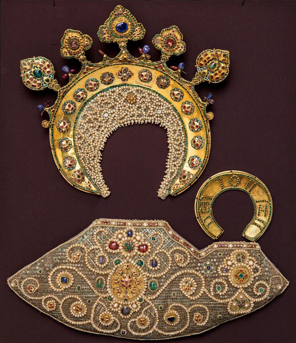    Венец с иконы Смоленской Богоматери Россия. Вторая половина XVII в. Золото, серебро, бриллианты, сапфиры, изумруды, рубины, берилл, гранат, стекло синее, корунд, смальта, шпинель, турмалин, эмаль, мастика, недраг. металл (припой), золочение., фото: ГИМ