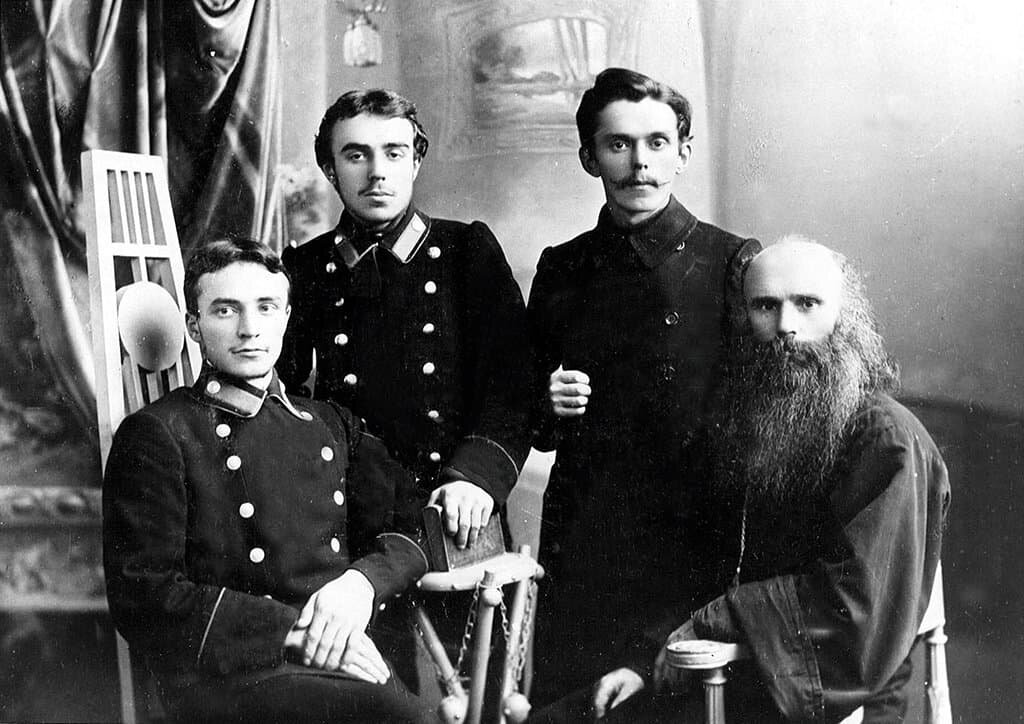 Священномученик Владимир Мощанский с сыновьями. 1910 г.