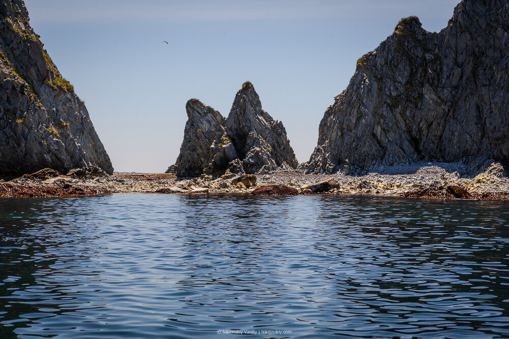 1. Мысу дал имя ещё Фердинанд Врангель - российский адмирал и полярный исследователь.
Кекуры - это высокие скальные столбы, возвышающиеся над водой.
Место для кораблей и катеров довольно опасное, поэтому вдоль мыса лучше ходить на небольшой лодочке с мотором.

