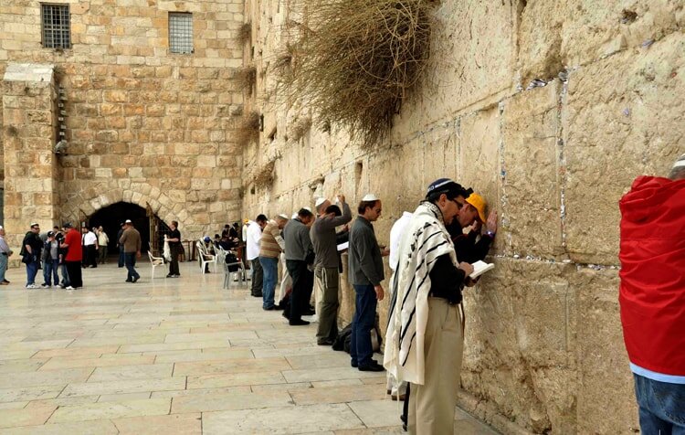 Это знаменитый объект архитектуры, который находится в Иерусалиме. В каждым годом сюда приезжают все больше не только паломников, но и туристов. Стена известна всему миру.