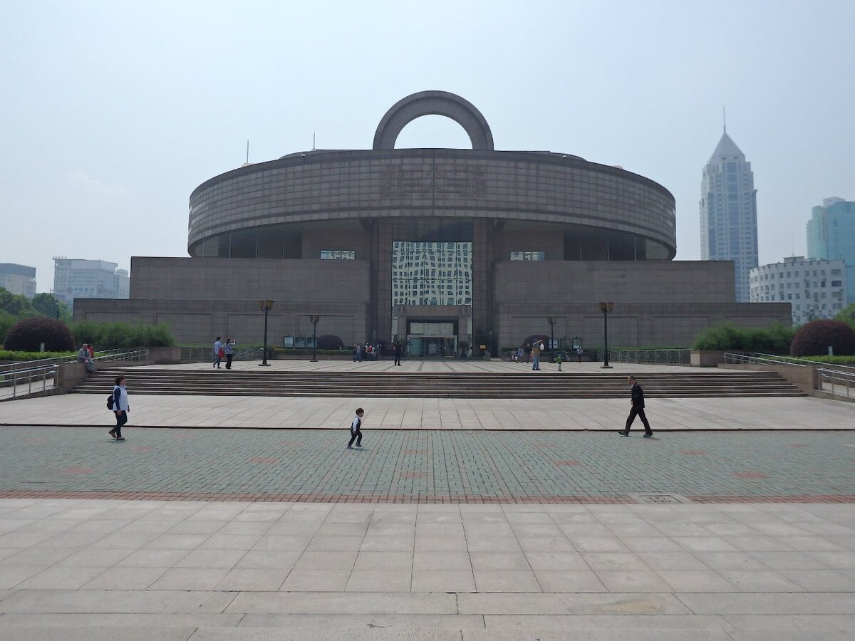  Так выглядит музей. Вход бесплатный. Паспорт показывать не надо. Но контроль на входе строгий.

