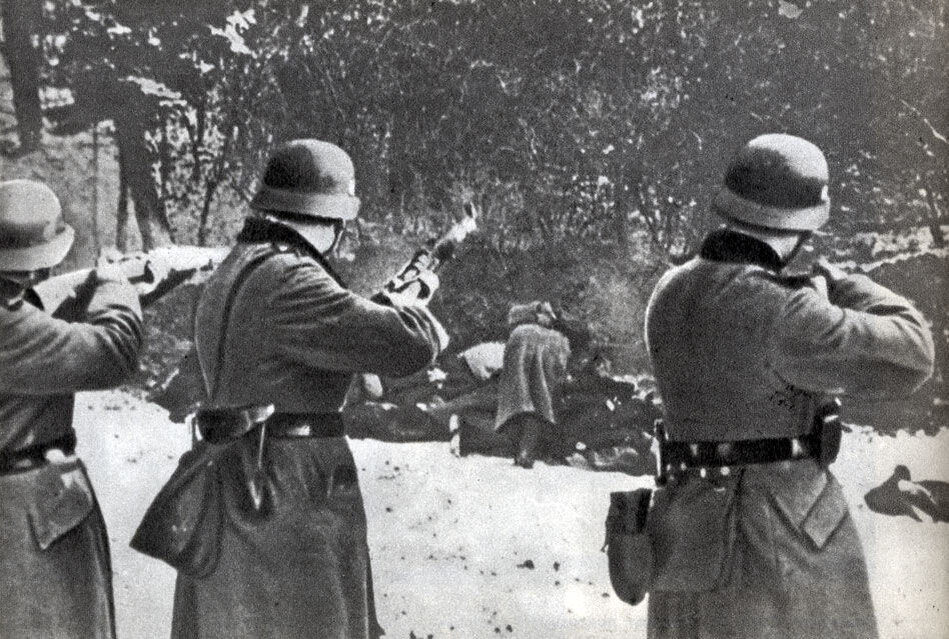 Казни евреев. Расстрел евреев 1941 году. Немцы расстреливают евреев.