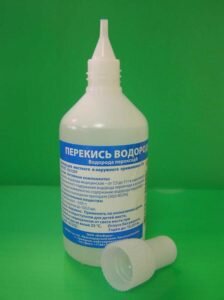 Эффективность перекиси водорода в лечении насморка объясняется особенностями ее состава. Она основана на атомарном кислороде и воде. Такое сочетание обладает антисептическими свойствами. Лечение гайморита перекисью водорода позволяет подавить активность болезнетворных бактерий любых видов. Проникая на поврежденные участки слизистой оболочки, жидкость запускает химическую реакцию.