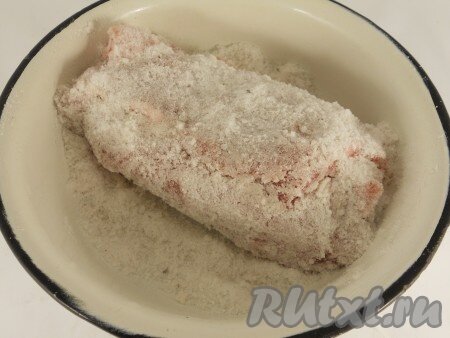 Накрыть посуду с мясом пищевой пленкой и поместить в холодильник на 1 сутки. Так будет выглядеть мясо после соления.