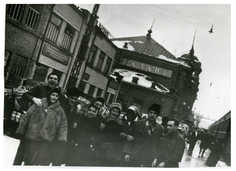         Народный артист РСФСР З. Высоковский рассказывал: 
        "В конце 1961 года у Володи был такой период, что ему некуда было деваться. У себя в театре Пушкина он в то время уже не работал. <...> А мы тогда уже были знакомы – встречались в общежитии на Трифоновке и в других компаниях. И когда возникла идея попробовать устроить Володю в наш театр, которым руководил В. С. Поляков, то мы с Сашей Кузнецовым – поскольку мы тогда прочно занимали свое место в театре – начали ходить к Полякову и уговаривать его принять Высоцкого. 
        Короче говоря, в конце концов Володя был принят в театр, и мы почти тут же отправились на гастроли по Уралу и Сибири. Это было в феврале 1962 года. Тогда у нас в театре Андрей Тутышкин ставил спектакль "О времена, о нравы!". И что-то Володя у него играл на выходах. Репетировал он с Тутышкиным в Москве и сам, по ходу, пока мы ехали, что-то готовил".*4 
