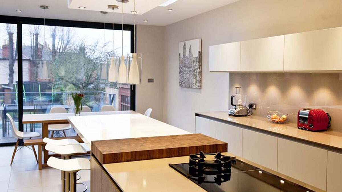 Проект современной кухни с мебелью и оборудованием.