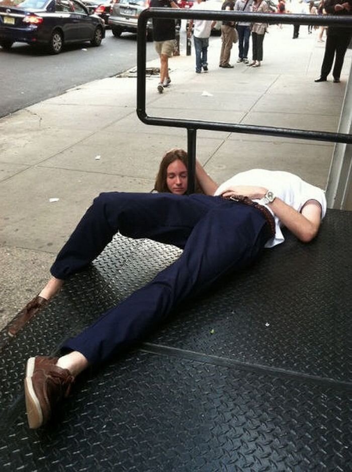 Людей которые без головы. Людей которые без головы. Человек с камерой вместо головы. Костюм без головы. Люди без головы фото в жизни.