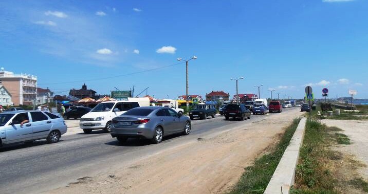 Транспорт по трассе в Береговом и Приморском движется со скоростью пешехода, в лучшем случае