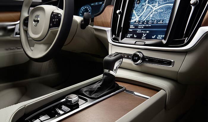 На автомобиле с коробкой-автомат довольно сложно осуществлять буксировку, при чем делать это крайне не желательно. Невозможно в автомобиле с «автоматом» при разрядке аккумуляторной батареи завестись «с толкача». Если застряли в снегу или грязи, то раскачать машину, как на "механике", не получится - придется самостоятельно вытаскивать автомобиль.
