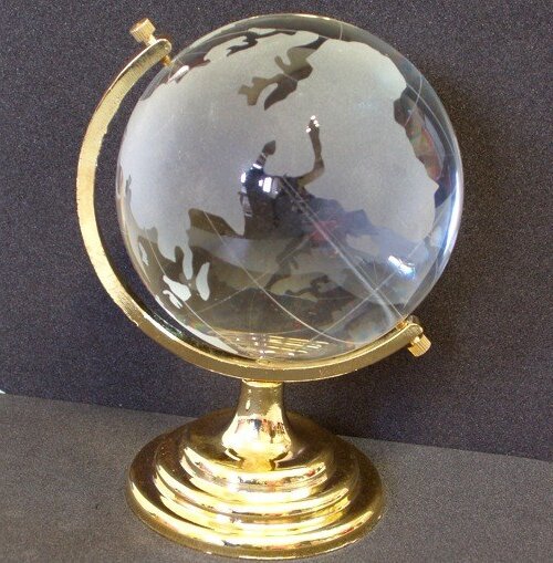  Итак, рассмотрим виды подготовки. Для начала определитесь со степенью важности экзамена, оцените ваши знания. Если считаете, что эти знания вам не пригодятся, оценки не в приоритете, а сдача нужна для галочки, сделайте шпаргалки и приложите усилия к изучению другого предмета. Если же идете на красный диплом, следите за чистотой зачетки, и сам предмет крайне интересен, разберитесь в теме.
2
«Шпаргалки»
Способы, придуманные еще нашими прадедами, давно модифицированы и изобилуют разнообразием, креативностью подхода.
Бумажные – гармошки (кладете в рукав, карман, прическу и листаете в ладошке пальцем). Минусы: требуют много времени для составления. Плюсы: часть знаний оседает в голове.
Флаги – пишете ответы, прячете в одежде, ловкость рук и никаких троек. Минусы: прятать сложно, писать много, подходит, если можно использовать свою бумагу. Плюсы: по ним можно учить.
Телефоны – скидываете лекции, списываетесь по аське, кому как нравится, главное остаться незамеченным. Минусы: маленький экран, сложный вопрос сразу не найдешь. Плюсы: заранее скинуты билеты в любом объеме, компактно.
Наушник - замечательная вещь! Не видно, не слышно, а билет отвечен. Главное заранее найти человека, который будет диктовать, дать информацию, придумать систему связи – это даже увлекательно. Минусы: связь может прерваться, преподаватель с острым слухом быстро прекратит все разговоры. Недешевое удовольствие. Плюсы: приноровившись, сдавать просто и легко.
Распечатка, данный метод приобрел популярность. Напечатанные лекции мелким шрифтом распечатываете на бумаге и прячете в брюки, пиджаки. Минусы: пачка получается приличного размера. Нужно помнить, где лежит соответствующий ответ. Плюсы: всё четко видно, занимает мало времени.
3
Плотное изучение предмета – путь тернист, сложен, но гарантирует минимальные 3 балла.
1. В начале семестра узнайте возможности получения «автомата».

2. Во время обучения старайтесь понять предмет, разобраться в нем. Заучите определения, главные правила.

3. Отметьте, как лучше запоминается материал: когда переписываете, конспектируете, проговариваете вслух, слушаете, читаете книги, просматриваете схемы, объясняете кому-то.
4
Подготовка обычно укладывается в два срока:
За 1 - 3 дня – удобно, когда схватываете на лету, предмет не сложный, но в итоге всё равно запомнится только половина материала.

за 2 - 3 недели по билету в день – можно детально проработать каждый билет, разобраться, но ближе к сдаче мысли путаются, и возвращаемся к сроку 1 - 3 дня.
5
Всегда есть студенты, которые не готовятся вообще, но сдают на хорошие оценки. У них есть свои секреты: они эрудиты или умеют много и красиво говорить, обаятельны, располагают в общении, но ненавязчивы. Чтобы наработать такие навыки, нужны месяцы тренировки, но, тем не менее, выделим основные моменты.
6
Невербалика. Красиво оденьтесь, пусть от вас приятно пахнет, улыбайтесь, держите спину прямо, голову гордо, создавайте впечатление человека легкого и знающего. Воздержитесь: от подергиваний, любых – это выдает вашу нервозность, паника создаст дурное впечатление. Преподаватель будет сомневаться в самостоятельности работы.
7
Вербалика. Говорите громко, уверенно, не торопясь. Если читаете, делайте паузы, поднимайте часто глаза. Преподавателю женщине вначале сделайте уместный комплимент. Не шутите, не отвлекайте других. При дополнительных вопросах попросите время подумать, вам надо вспомнить лекции. Забыли, что хотели сказать, скажите хотя бы что-нибудь, задайте уточняющий вопрос, покажите, что просто запамятовали, но знания есть.

 
Полезный совет
Определите предпочтения преподавателя: любит посещаемость или активность на парах, чтобы с ним соглашались или находили новые решения задач, сдавали работы в срок. 
Если он не в настроении, не нагнетайте обстановку.
Наши редакторы желают вам сдать все экзамены на отлично!!!!

