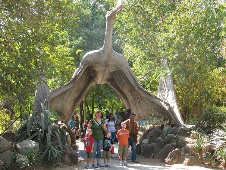 На земле кетцалькоатль был размером с жирафа. Источник изображения: newdinosaurs.com