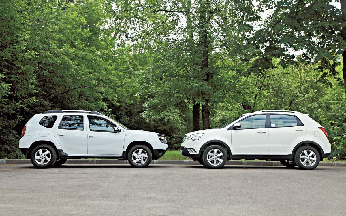 Иллюстрация к сравнительному тесту Renault Duster и SsangYong Actyon. Обратите внимание на расположение лючков. Автомобили одного класса, но разных школ.