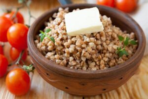 В этой диете эффективность и скорость снижения лишнего веса сочетается с максимальной пользой для организма. В гречневой крупе содержится много белка, что ставит ее по пищевой ценности на одну ступень с мясом. К тому же, гречка содержит фолиевую кислоту – ценный стимулятор укрепления сосудов. 
