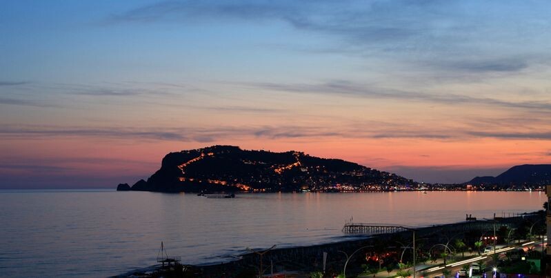 Морской берег, прибой и безлюдный берег в лучах заходящего солнца — прекрасные декорации для любви в кино.Источник: Lori.ru